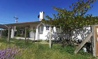 Imagem 7: Residência de esquina localizada em região de moradores em Albatroz