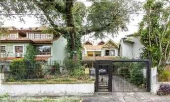 Imagem 2: Casa em Porto Alegre, no bairro Ipanema, com 3 dormitório(s), e 3 banheiros, à v