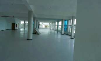 Imagem 4: Sala Superior de 700m² com Iluminação Natural e Acabamentos de Alto Padrão