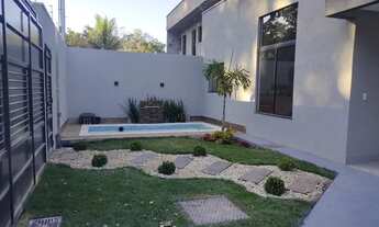 Imagem 2: Casa de 3 quartos com piscina no Jardim Itaipu enfrente a praça Casa de Rua com 3 Quarto(s