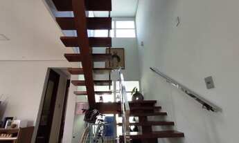 Imagem 7: Casa com piscina e sistema de energia solar