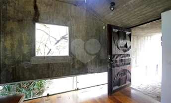 Imagem 6: Casa com design dos anos 70,projeto do renomado arquiteto Nadir Mezeranni