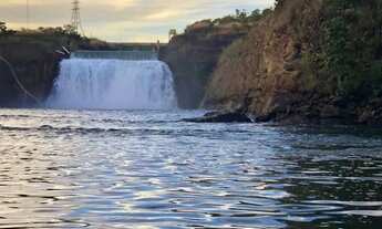 Imagem 2: Maniratuba, Goiás - Fazenda com rio, gado e moradias