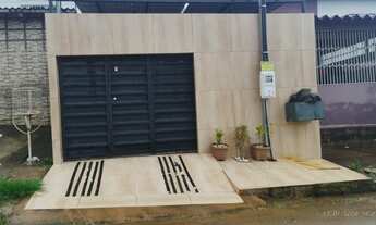 Imagem: Casa com mobília,placas solar em cluso