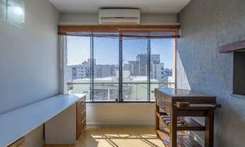 Imagem 4: Apartamento mobiliado, 03 dormitórios, sacada integrada c/ churrasqueira, 1 vaga