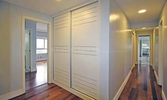 Imagem 6: Apartamento com acabamento nobre, repleto de armários em andar alto