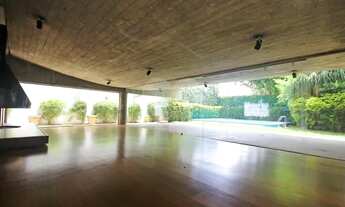 Imagem 4: Casa com design dos anos 70,projeto do renomado arquiteto Nadir Mezeranni