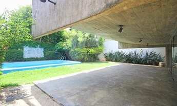 Imagem 3: Casa com design dos anos 70,projeto do renomado arquiteto Nadir Mezeranni