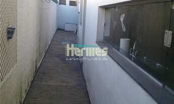 Imagem 3: Arquitetura Clássica e Sofisticação: Elegância e Alto Padrão em Destaque!