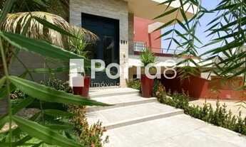 Imagem 3: Viva em Luxo e Conforto: Casa Exclusiva com Elevador Panorâmico e Piscina!