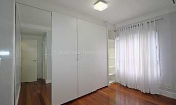 Imagem 11: Apartamento com acabamento nobre, repleto de armários em andar alto