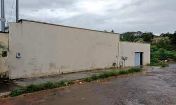 Imagem 2: Casa com 3 quartos sendo 2 suítes, 4 banheiro, cozinha americana, área de serviço, piscina