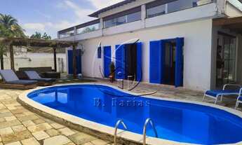 Imagem: Casa com 6 quartos a 30 metros do mar com