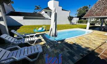 Imagem: Casa espaçosa com piscina no Atami