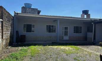 Imagem: Casa com amplo terreno e 3 quartos no bairro