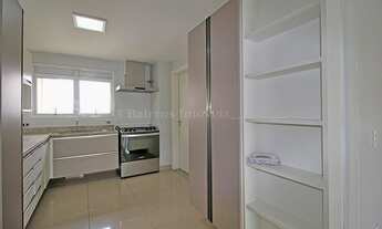 Imagem 4: Apartamento com acabamento nobre, repleto de armários em andar alto