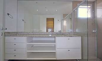 Imagem 16: Apartamento com acabamento nobre, repleto de armários em andar alto