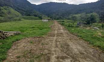 Imagem: Terreno com vista panorâmica da Serra da