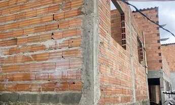 Imagem: Terreno com três cômodos, quase pronto