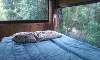 Imagem 4: Cassinha na Floresta do Canto da Lagoa *com trilha pra subir e lareira