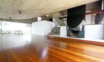 Imagem 5: Casa com design dos anos 70,projeto do renomado arquiteto Nadir Mezeranni