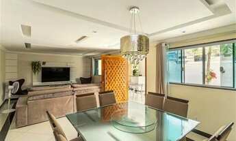 Imagem 5: Casa dos Sonhos em Condomínio Completo: 4 Suítes, Piscina e Área Gourmet!