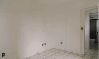 Imagem 6: Quarto e sala prático e com vaga no Centro para locação