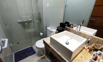 Imagem 4: Casa com piscina e sistema de energia solar