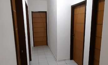 Imagem: Casa com quatro quartos e dois banheiros