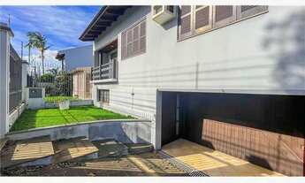 Imagem 4: Sobrado muito espaçoso e confortável, com 4 quartos sendo 1 suíte, com piscina e quiosque