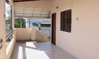 Imagem 2: Alugo casa 2 quartos com garagem Av principal na entrada de jardim tropical