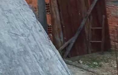 Imagem 4: Vendo terreno com um terreno com uma casinha