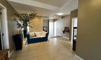 Imagem 7: Casa para aluguel tem 400 metros quadrados com 5 quartos.