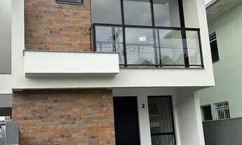 Imagem 2: Sobrado a venda possui 106 metros quadrados com 3 quartos em Serraria - São José - SC