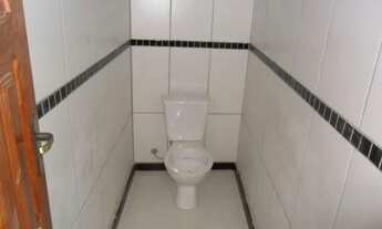 Imagem 7: Sala Superior de 700m² com Iluminação Natural e Acabamentos de Alto Padrão