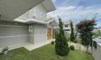 Imagem 2: Casa de condomínio para venda possui 450 metros quadrados com 4 quartos