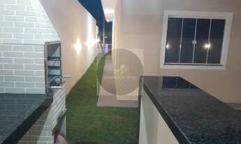 Imagem 4: Casa com amplo quintal, 03 quartos, área gourmet, garagem coberta. Condomínio fechado