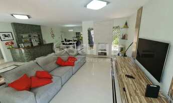 Imagem: Lindo sobrado com piscina em bairro tranquilo