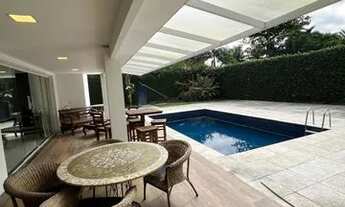 Imagem 7: Casa triplex de alto padrão disponível para venda com 570m2 de área Construída