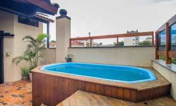 Imagem: Cobertura Reformada Com placa solar e tomada