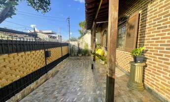 Imagem 2: Casa para venda possui 297 metros quadrados com 4 quartos em Santa Amélia - Belo Horizonte