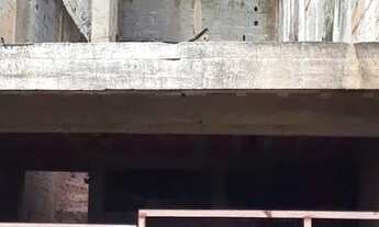 Imagem: Terreno murado com garagem construida para