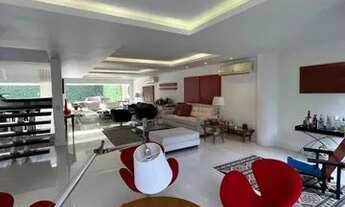 Imagem 3: Casa triplex de alto padrão disponível para venda com 570m2 de área Construída