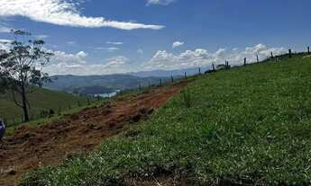 Imagem: Terreno amplo pronto para projeto