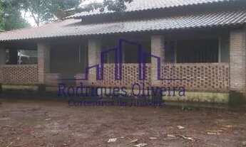 Imagem: Casa com 3 suítes, estilo colonial. Próximo