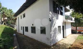 Imagem: Ampla casa localizada na frente ao Estadio