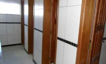 Imagem 5: Sala Superior de 700m² com Iluminação Natural e Acabamentos de Alto Padrão