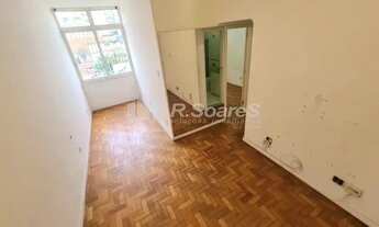 Imagem 2: Apartamenrto à venda em Ipanema, quarto e sala com vaga na escritura, demarcada