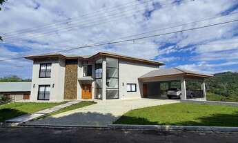 Imagem: Sobrado novo em conceito clean industrial