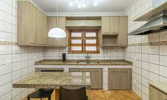 Imagem 7: Casa reformada com amplo pátio e edícula no bairro Menino Deus!